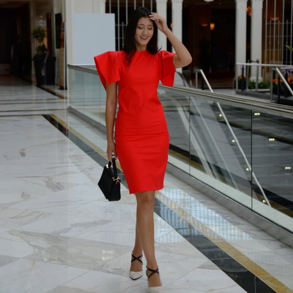 Scarlet Knee-Length Fitted Cocktail Dress with Large Structured Sleeves